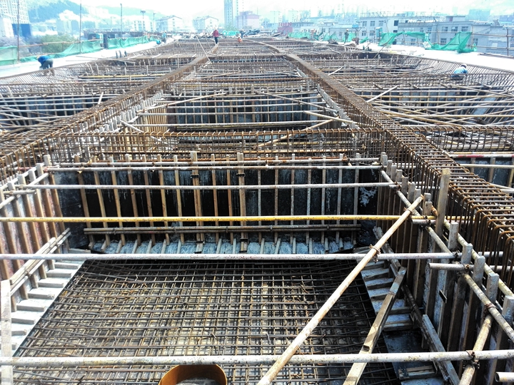 济南市二环南路道路建设哔咔漫画
（东段）施工第二标段